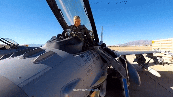 Về khả năng mang vác vũ khí, F-16V có thể mang theo 7,8 tấn vũ khí, tức gần tương đương với mức 8 tấn trên Su-35.