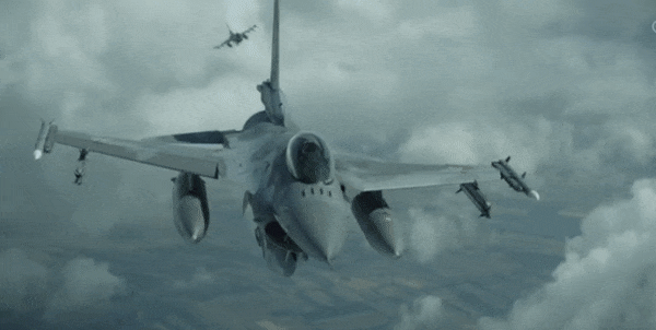 F-16 đơn giản và nhẹ hơn nhiều so với máy bay tiền nhiệm, nhưng sử dụng khí động học và hệ thống điện tử hàng không tiên tiến (bao gồm cả việc sử dụng Fly-by-wire (FBW).