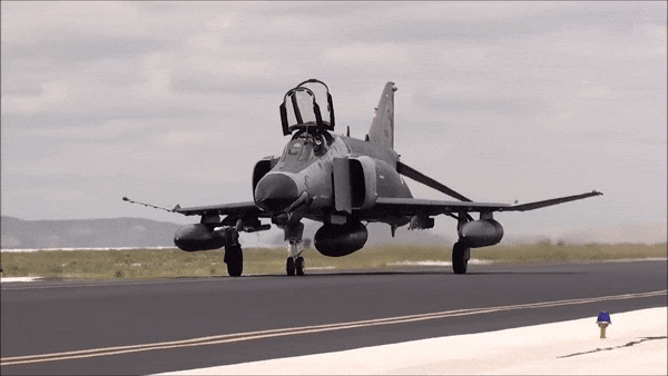 Về lịch sử ra đời của F-16, thì những khiếm khuyết của chiếc F-4 Phantom II trong không chiến, đặc biệt là ở cự ly gần, đã định hình nên các thông số kỹ thuật của tiêm kích F-15 Eagle.