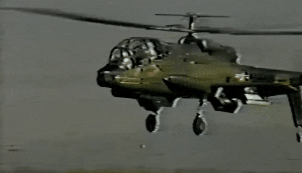 AH-56 Cheyenne là một sự kết hợp hoàn hảo giữa trực thăng hạng nhẹ và máy bay cường kích - một phiên bản trực thăng với cánh quạt chủ động 4 cánh và cánh quạt đuôi 3 cánh, bên cạnh 2 cánh bay nhỏ.