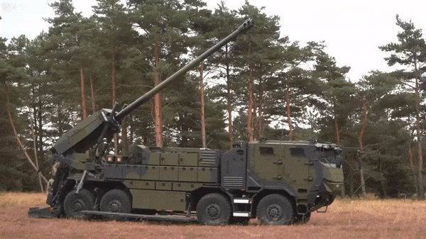 Lựu pháo tự hành CAESAR được trang bị hệ thống điều khiển hỏa lực ATLAS do GIAT và EADS Defense Electronics phát triển.