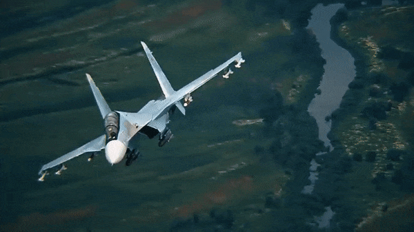Sự khác biệt rõ nhất của Su-34 so với F-15E và Su-30SM là hai phi công được đặt ngồi song song thay vì trước sau. Điều này được giải thích là nhằm tạo sự tương tác phối hợp ăn ý cho phi công khi làm nhiệm vụ.