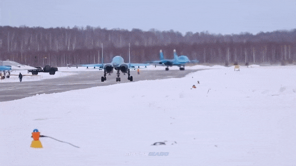 Su-34 được hoạch định phát triển để trở thành loại máy bay cường kích tốt nhất, tốt hơn cả Su-25 trước đó. Điểm yếu duy nhất của Su-34 kính buồng lái không có khả năng chống đạn tốt như Su-25.