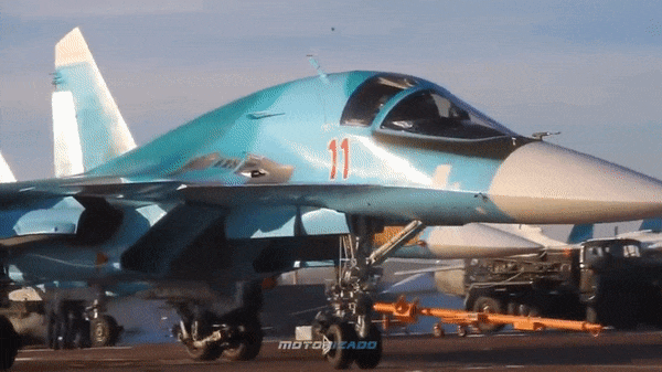 Su-34 ban đầu được thiết kế như một máy bay ném bom chiến thuật, nó được phát triển với nhiều thay đổi kể cả về ngoại hình so với Su-27. Điều này khác biệt so với F-15E Strike Eagle vốn được Mỹ phát triển dựa trên phiên bản F-15D.