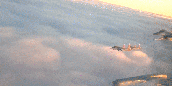 Điểm trừ thực sự của Su-34 là kính buồng lái rõ ràng là không đủ tốt như các loại cường kích khác.