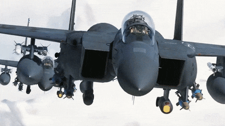Nhưng nếu so sánh F-15E Strike Eagle với Su-34 thì eẽ khập khiễng, bởi về cơ bản chúng được phát triển với mục đích khác nhau. Máy bay Nga được đem so sánh với F-15E thì chỉ có thể là Su-30SM.