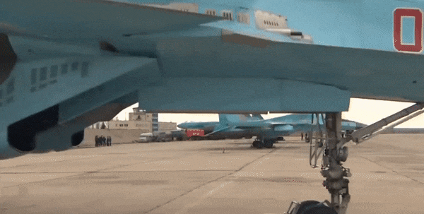 Su-34 có tổ lái 2 người gồm phi công và sĩ quan điều khiển vũ khí ngồi cạnh nhau trong buồng lái để tăng hiệu quả tác chiến.
