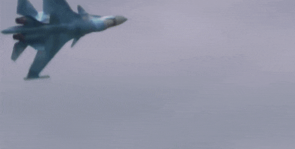 Su-34 là tiêm kích bom được tập đoàn Sukhoi phát triển từ thập niên 1980, ra mắt lần đầu tại Triển lãm hàng không Paris năm 1995 và được kỳ vọng là mẫu máy bay hiện đại thay thế cường kích Su-24 trong biên chế không quân Nga.