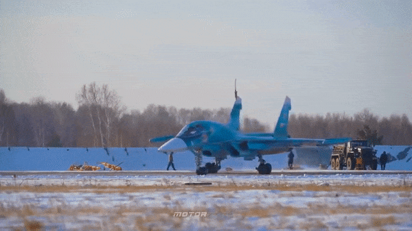 Về mặt cấu trúc, máy bay Su-34 rất chắc chắn, ở đây có thể thấy rõ ràng trường phái thiết kế ưu tiên độ an toàn của Liên Xô đã được áp dụng trên dòng cường kích này.