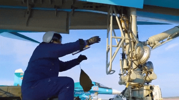 Su-34 bị hạ chủ yếu do hỏa lực phòng không mặt đất, bởi lẽ trên không nó được bảo vệ bằng Su-35, dòng tiêm kích tốt nhất của Nga. Việc đối phương dùng MiG-29, Su-27 chống lại Su-35 không khác gì "học sinh chống lại cảnh sát cơ động", trang Topwar đưa ra nhận xét.
