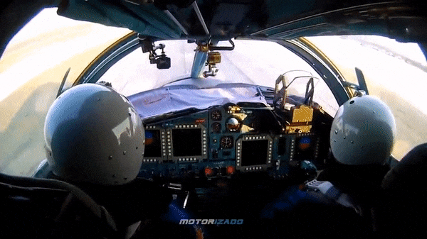 Được phát triển trên cơ sở của dòng chiến đấu cơ nổi tiếng Su-27, tuy nhiên Su-34 lại tập trung vào nhiệm vụ chuyên tấn công mặt đất để hỗ trợ lực lượng bộ binh bên dưới.