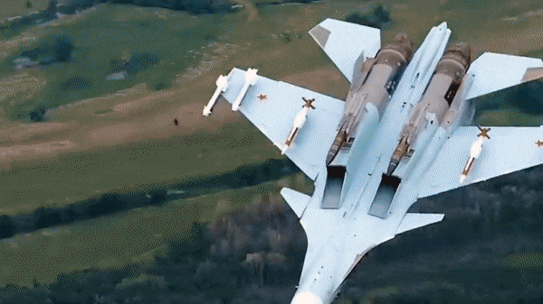Bản thân các phi công đã lên tiếng rằng, việc điều khiển Su-34 hiệu quả hơn nhiều, đặc biệt là đối với các chuyến bay đêm khi họ được bố trí ngồi song song với nhau.
