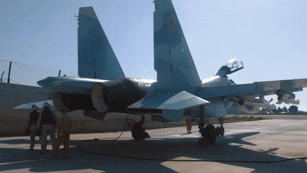Với những giá treo vũ khí, Su-30SM có thể gắn 6 tên lửa không đối không tầm trung R-27RE, R-27TE hoặc Vympel RVV-AE hay tên lửa tầm gần R-73.