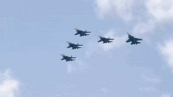 "Chiến thần" Su-30SM thuộc thế hệ 4++ và là một biến thể của tiêm kích Su-30MKI do Sukhoi sản xuất.
