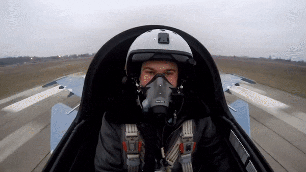 Ngoài động cơ điều chỉnh hướng phụt 2D, Su-30SM còn được thiết kế cánh mũi giúp chiếc máy bay này trở nên siêu cơ động trong không chiến.