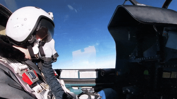 Bên cạnh khả năng chiếm ưu thế trên không và tấn công chính xác mặt đất, Su-30SM còn có thể thực hiện các cuộc tấn công các mục tiêu trên biển và thực hiện các sứ mệnh chống tác chiến điện tử và cảnh báo sớm.