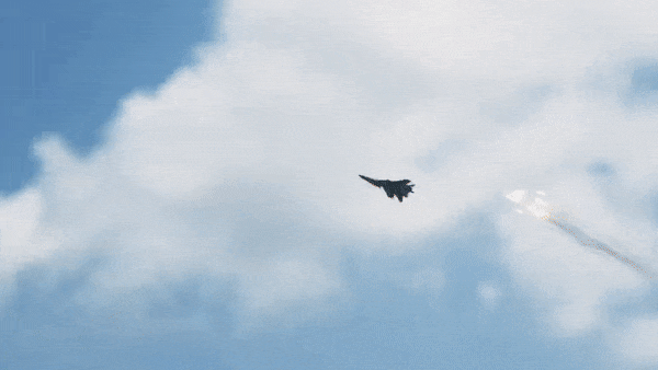 Không giống Su-35, tiêm kích Su-30SM được thiết kế với 2 chỗ ngồi, phi công phụ ở phía sau ngồi cao hơn một chút so với phi công chính.