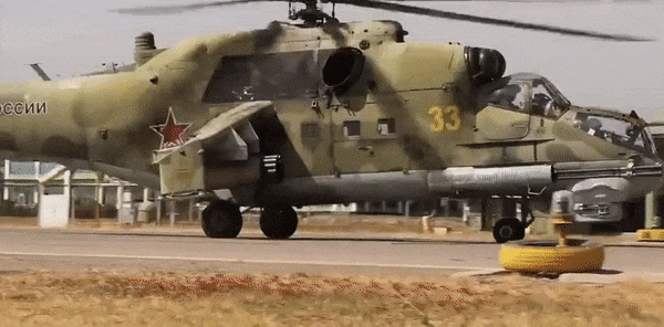 Trước đó 10 chiếc trực thăng quân sự bao gồm Mi-8 và Mi-24 thuộc không quân Nga đã cất cánh từ sân bay Machulishchi, Belarus để về Nga.
