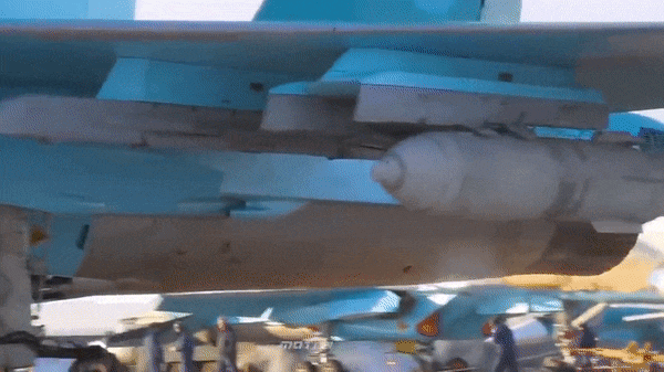 Phía nhà sản xuất cho biết Su-34 được trang bị các hệ thống điện tử điều khiển hỏa lực tối tân, với radar Leninets V004 có khả năng xác định rõ mục tiêu mặt đất ở khoảng cách 5 km.