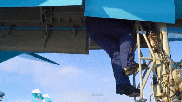 Các nhà quan sát cho rằng, thiết kế của Su-34 tỏ ra quá lạc hậu do kích thước nặng nề và độ cơ động kém hơn so với dòng Su-27.