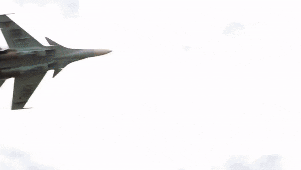 Ngoài ra Su-30SM còn được gắn một radar ở phía sau đuôi để theo dõi, phát hiện các mối đe dọa đến từ phía sau như tên lửa, máy bay đối phương.