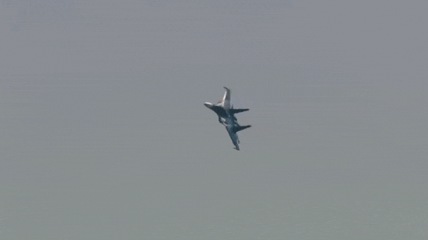 Không giống Su-35, tiêm kích Su-30SM được thiết kế với 2 chỗ ngồi, phi công phụ ở phía sau ngồi cao hơn một chút so với phi công chính.
