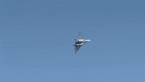 Su-30SM được trang bị radar mảng pha Doppler NIIP N011M BARS với tầm phát hiện lên tới 400 km, loại radar này có thể theo dõi 15 mục tiêu và tiêu diệt đồng thời 4 mục tiêu trong số đó.
