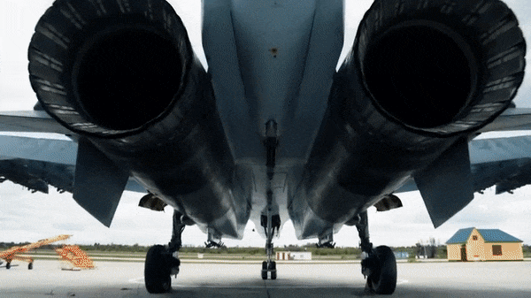 Bên cạnh khả năng chiếm ưu thế trên không và tấn công chính xác mặt đất, Su-30SM còn có thể thực hiện các cuộc tấn công các mục tiêu trên biển và thực hiện các sứ mệnh chống tác chiến điện tử và cảnh báo sớm.