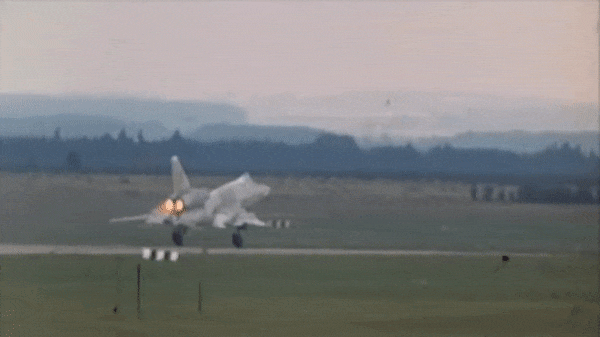 Tu-22 có khả năng mang theo 9.000 kg vũ khí trong đó có một pháo 23mm AM23 trang bị ở đuôi, một tên lửa hành trình Kh-22 treo ở thân cùng với các loại bom đạn khác.