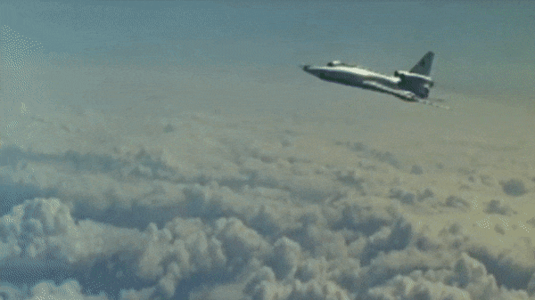 Kèm theo việc đặt hai động cơ ở cánh đứng phía đuôi giúp nó giảm tối thiểu lực cản không khí khi bay.