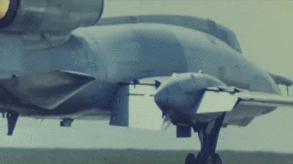 Tu-22 có phi đội điều khiển 3 người gồm phi công, hoa tiêu và sĩ quan điều khiển vũ khí.