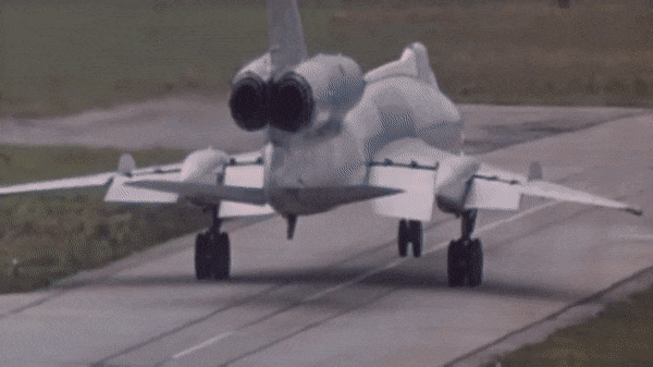 Nếu Tu-22M3 được thiết kế với cánh cụp cánh xòe và động cơ đặt trong thân thì Tu-22 lại có cánh cố định và cặp động cơ to gắn ở cánh đuôi đứng.