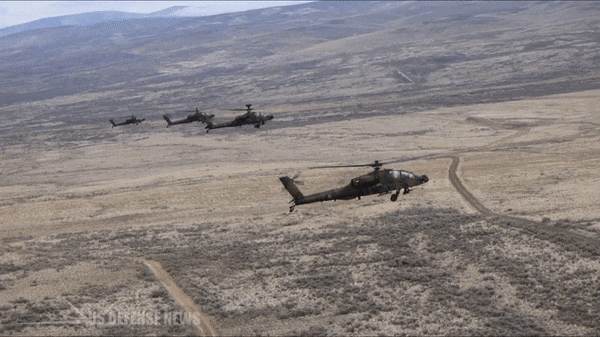 AH-64 Apache còn được trang bị hệ thống tác chiến điện tử tích hợp AN/APR-39A (V), cảm biến cảnh báo radar AN/APR-48A, cảm biến cảnh báo laser AN/AVR-2, hệ thống gây nhiễu radar AN/ALQ-136, hệ thống mồi bẫy đối phó với tên lửa đối không dẫn bằng hồng ngoại.