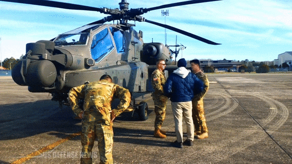 AH-64 có chuyến bay đầu tiên năm 1975 nhưng mãi hơn 10 năm sau chúng mới được đưa vào biên chế chính thức.