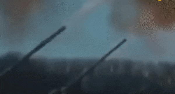 Chi phí cho một quả tên lửa có thể gấp vài chục lần so với một quả đạn pháo, việc dội một số lượng đạn pháo lớn vào mục tiêu cùng lúc sẽ tạo ra sức hủy diệt và gây tâm lý hoảng loạn cho đối phương.