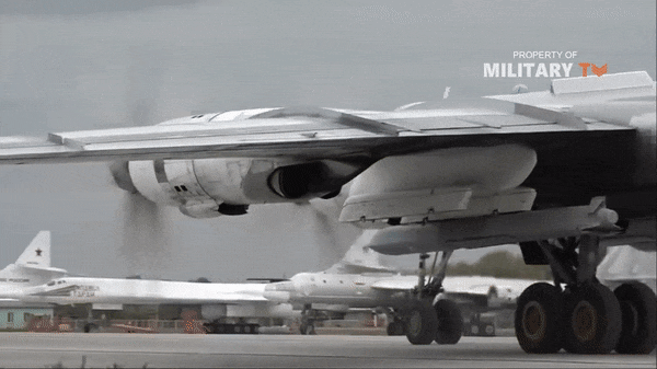 Tên lửa có chiều dài tên lửa 7,54 m, đường kính 0,51m. Trọng lượng phóng của Kh-101 lên tới 2,3 tấn.
