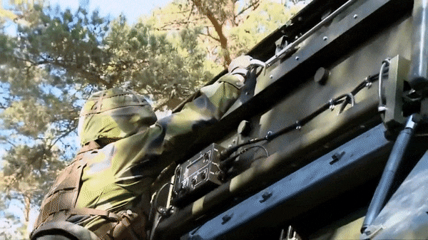 "Với tốc độ, độ chính xác và tính cơ động cao, pháo FH-77BW L-52 Archer sẽ góp phần giúp Ukraine phát huy sức mạnh", ông Johnson nhấn mạnh.