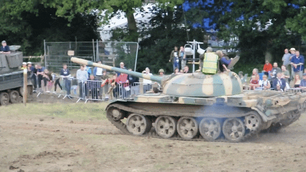 Xe tăng T-54/55 có thể lội qua độ sâu 1,4m mà không cần chuẩn bị trước, có thiết bị thông hơi cho phép nó vượt qua độ sâu lên đến 5,5m.