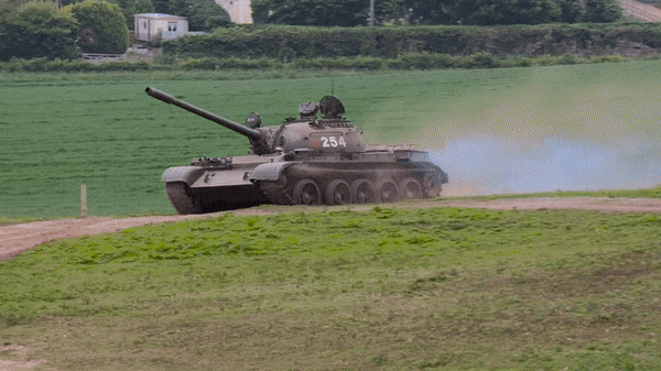 T-55 ra mắt vào năm 1958 mà không có khác biệt căn bản trong thiết kế.