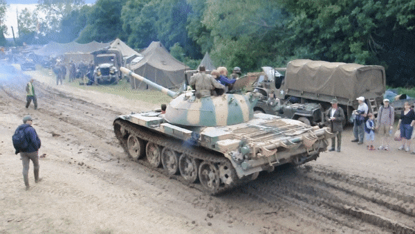 Về trang bị vũ khí, xe tăng T-54/55 sử dụng pháo chính có cỡ nòng 100mm và có một lỗ thoát hiểm ở gần chân nòng.