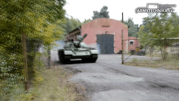 T-54 xuất hiện lần đầu năm 1949 như một mẫu tăng hạng trung thay thế cho T-34 thời Thế chiến II.