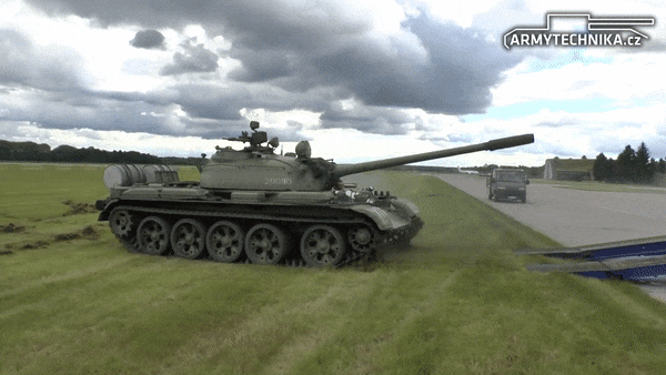 Phiên bản xe tăng T-54/55 nội đia còn được quân đội Liên Xô trang bị máy đo khoảng cách bằng laser KTD-1.