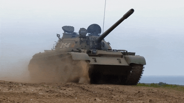 Vì thế thay vì vai trò xung kích, xe tăng T-54/55 sẽ đóng vai trò như pháo tự hành, chúng sẽ bắn vào phòng tuyến đối phương và ngay sau đó cơ động để tránh phản pháo.
