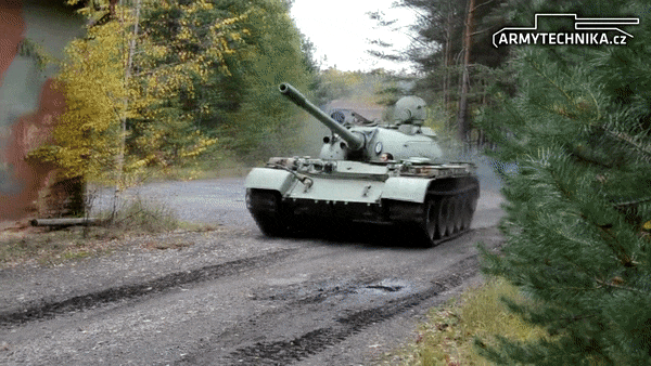 Nguyên mẫu T-54 đầu tiên được hoàn thành năm 1946 và được chế tạo lần đầu năm 1947.