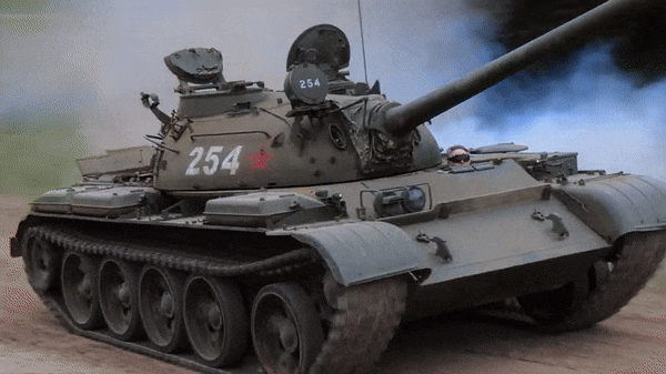 Một số lượng lớn xe tăng T-54/55 vẫn đóng vai trò quan trọng trong lực lượng tăng thiết giáp Liên Xô vào cuối thập niên 1970 đầu 1980.