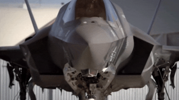 Đối đầu với những tiêm kích thế kệ thứ 4 nổi tiếng như F-15 của Mỹ, Rafale của Pháp và Typhoon của Châu Âu, F-35 thường thắng ở thế áp đảo.