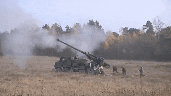 Lựu pháo tự hành này được trang bị hệ thống điều khiển hỏa lực ATLAS do GIAT và EADS Defense Electronics phát triển; tích hợp hệ thống dẫn đường SAGEM Sigma 30, máy tính điều khiển hỏa lực DE CS-2002G.
