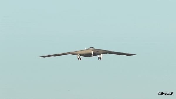 B-21 Raider (Kẻ tập kích), còn có biệt danh "sát thủ tàng hình", được Northrop Grumman phát triển từ năm 2015 và công bố lần đầu tiên vào cuối năm 2022.