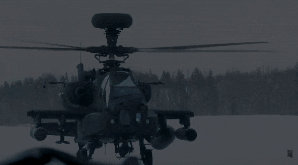 AH-64 Apache còn được trang bị hệ thống tác chiến điện tử tích hợp AN/APR-39A (V), cảm biến cảnh báo radar AN/APR-48A, cảm biến cảnh báo laser AN/AVR-2, hệ thống gây nhiễu radar AN/ALQ-136, hệ thống mồi bẫy đối phó với tên lửa đối không dẫn bằng hồng ngoại.