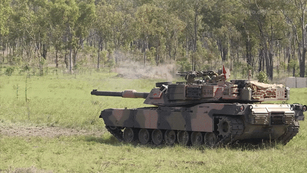 Tuy nhiên cần lưu ý rằng, "biến thể M1A1 SA Abrams mà lực lượng Ukraine sử dụng đã bị Mỹ lược bớt giáp uranium nghèo", theo lời ông Murakhovsky cho biết.